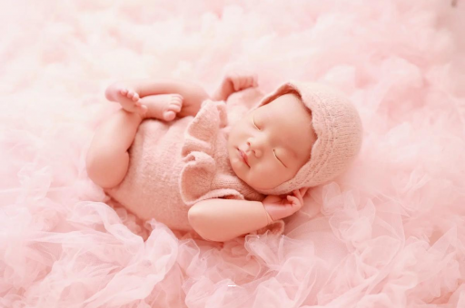 包头宝宝吃手是饿了吗